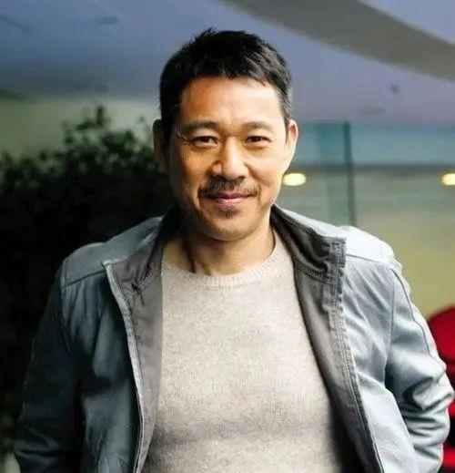 演员张丰毅再婚选择小12岁的她27年婚姻未生育今活成这样