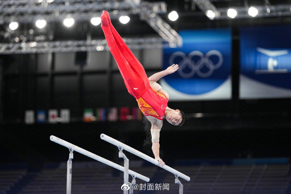 刚刚结束的东京奥运会体操男子双杠决赛,中国运动员邹敬园@邹敬园