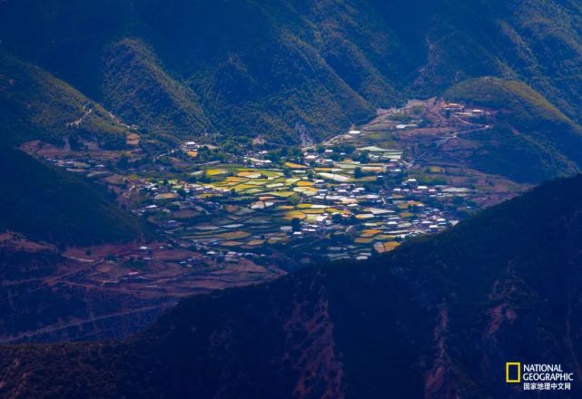 水洛乡藏族男子 水洛乡的香格里拉村,距离木里县城225公里,位于夏诺