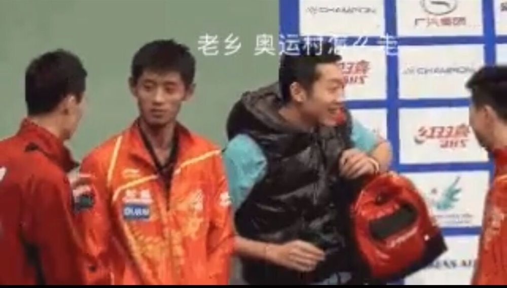 网友调侃许昕特别像是在问"老乡,奥运会怎么走啊"真的是行走的搞笑