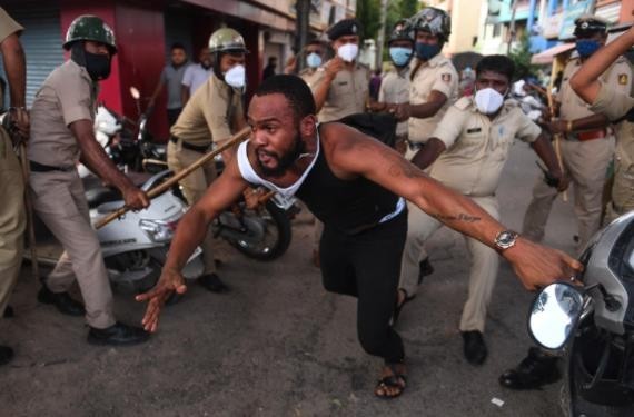 抗议者遭印度警察棍棒殴打