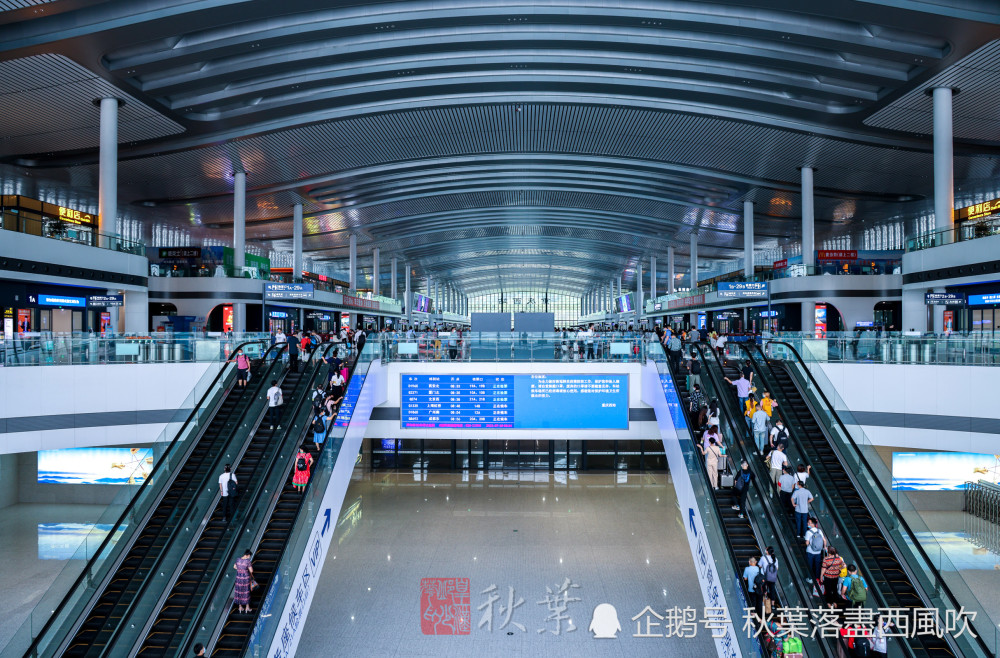 第一次来重庆西站坐火车,跟着网上流传的机位拍了拍照片