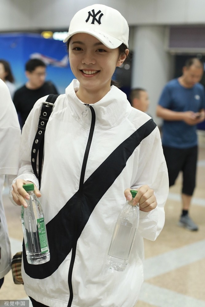 赵今麦街拍这样的穿搭更显运动风