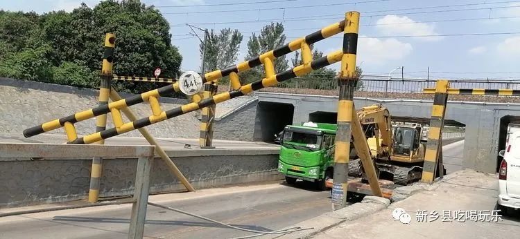 大阳堤地下道限高杆被大货车撞断了