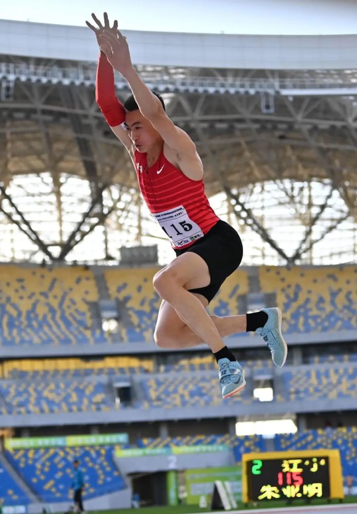 走出的奥运选手朱亚明晋级东京奥运会男子三级跳远决赛