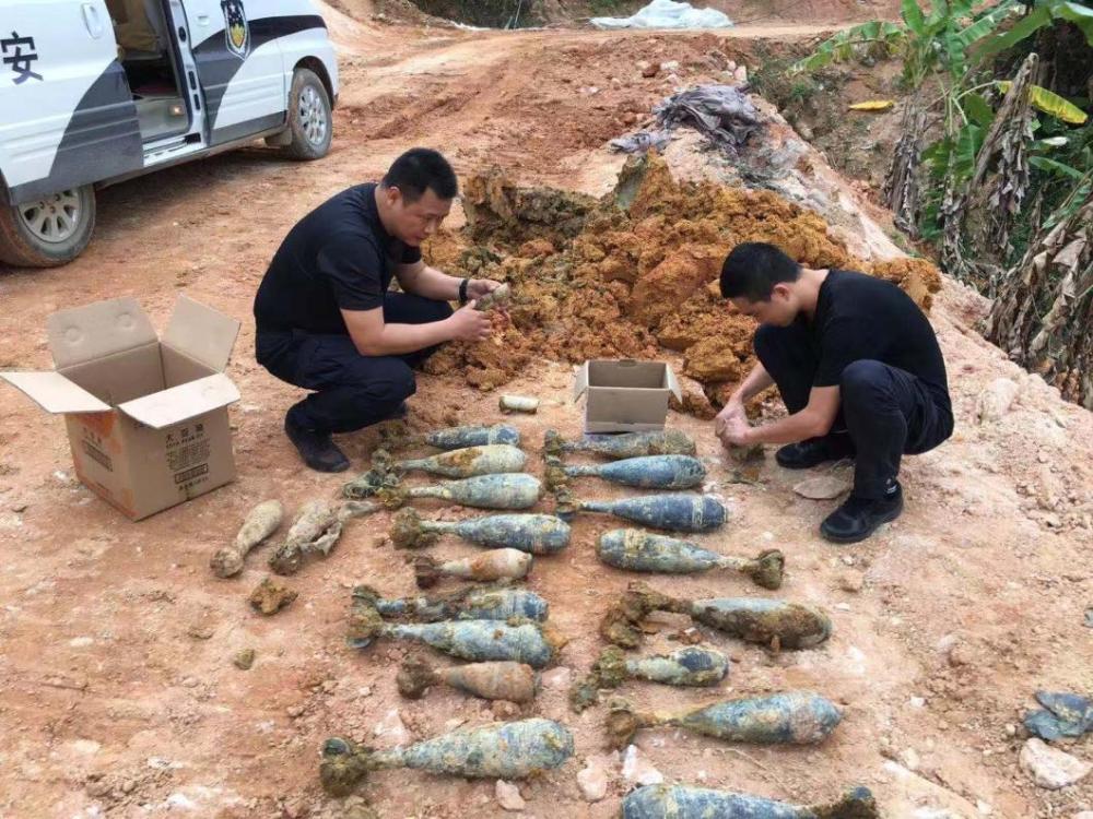 "山间的雾慢慢散去,八里河村的村支书熟稔地招呼着天保所所长张海刚和