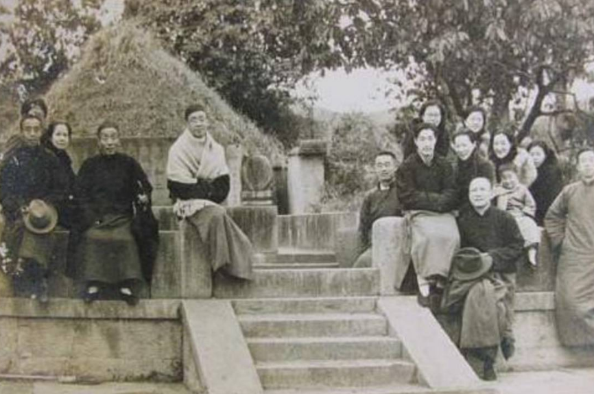 盛宣怀家有两个女佣,一个是赵四小姐的妈妈,一个生下宋家三姐妹