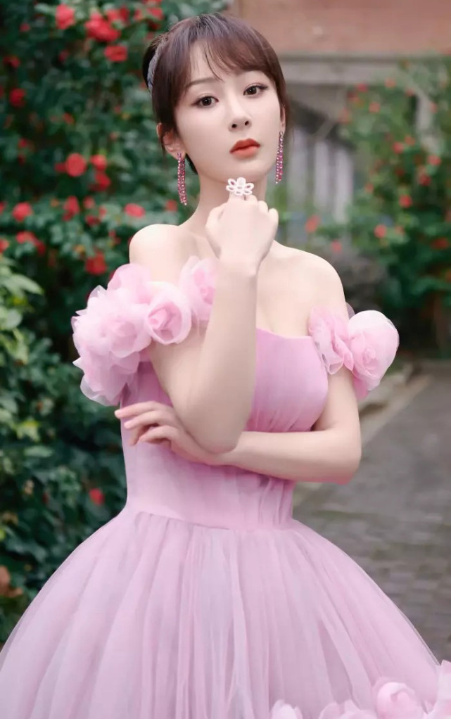 杨紫的气质越发轻熟,穿粉色长裙拍大片,满满的日式风情