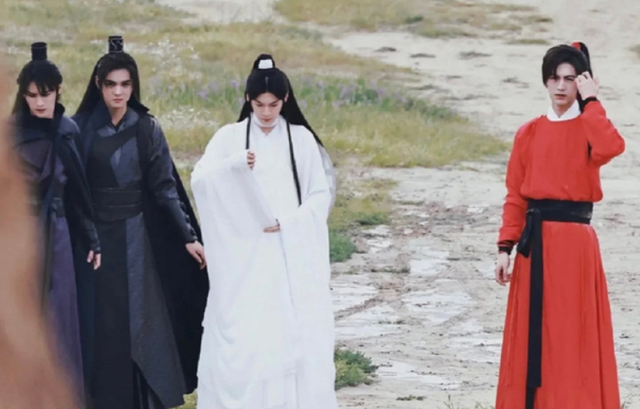 《天官赐福》真人版,南风扶摇还能凑,起码衣服不廉价