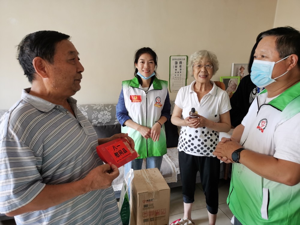 据悉:慰问活动先后走访了徐庆,曾明玉,栾宝德,齐成额,王新明等五户