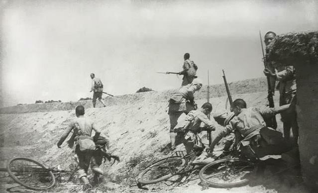 图为1943年抗日战争期间,在安定公路旁,八路军战士们成功伏击了一队