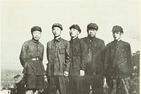 他从纵队司令员变成师长,解放后用62个字能概括他一生
