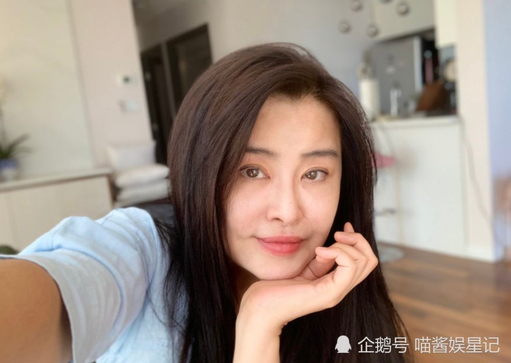 54岁王祖贤近照曝光,一脸老年斑皮肤松弛认不出,她的发量让人羡慕了