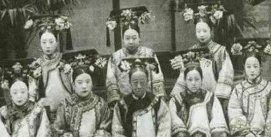 晚清罕见真实老照片:清朝宫女出宫后,为何连流浪汉都