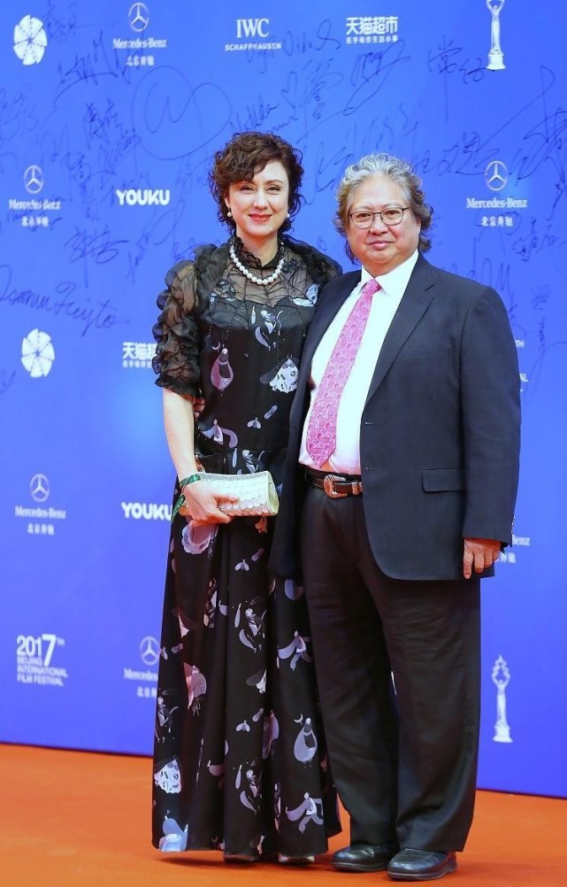 洪金宝现任妻子真是优雅的代表,笑起来满脸褶,但依旧气质高贵