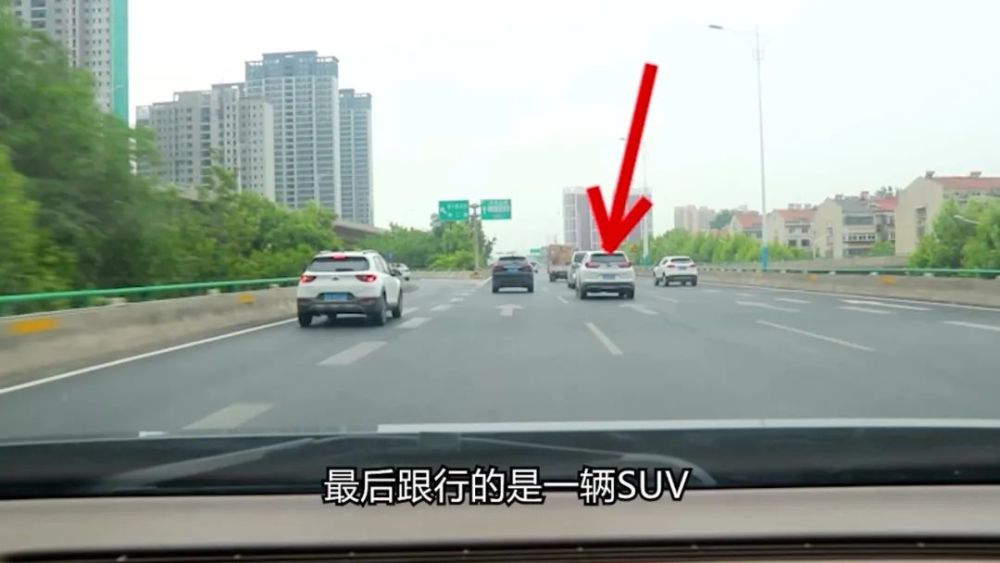 左右两车道车辆同时向中间车道变道,发生碰撞谁的责任