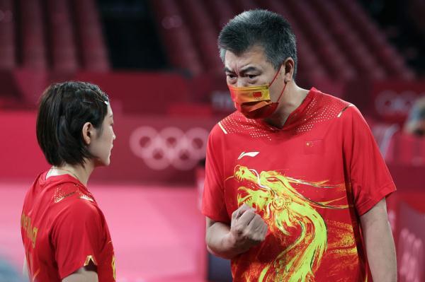 中国队教练李隼(左)和球员王曼昱在场边为队友加油.