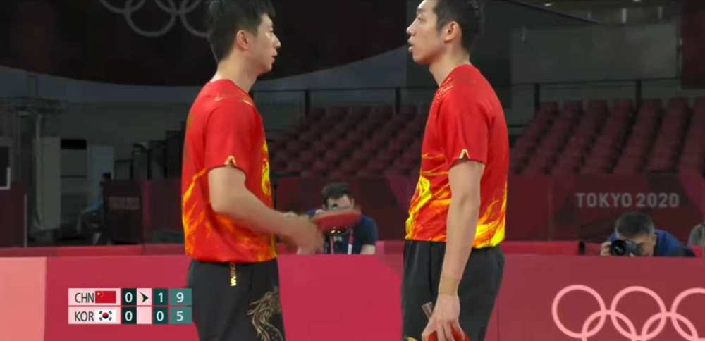 3-0!国乒开门红,马龙 许昕赢球,刘国梁兄弟助威,王皓陈琦鼓掌