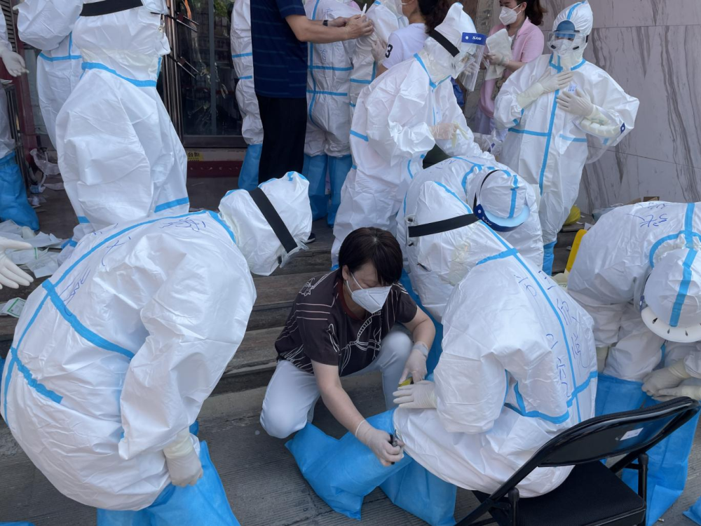 郑州市口腔医院抽调50名医护人员奔赴社区进行核酸检测