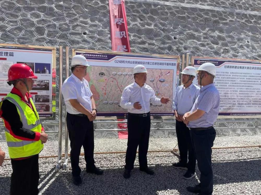 省公交建集团总经理杨重存在项目督查调研并慰问一线职工