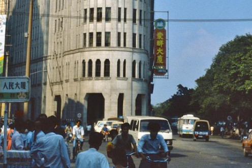 广东老照片流出,1980年广州繁华街景,你还有记忆吗?