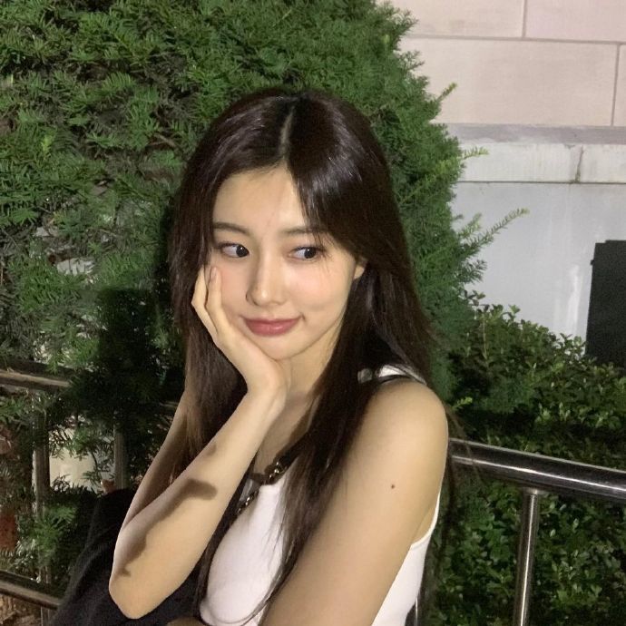 韩国女团izone成员生活照分享,十二位漂亮妹妹你最pick哪一款?