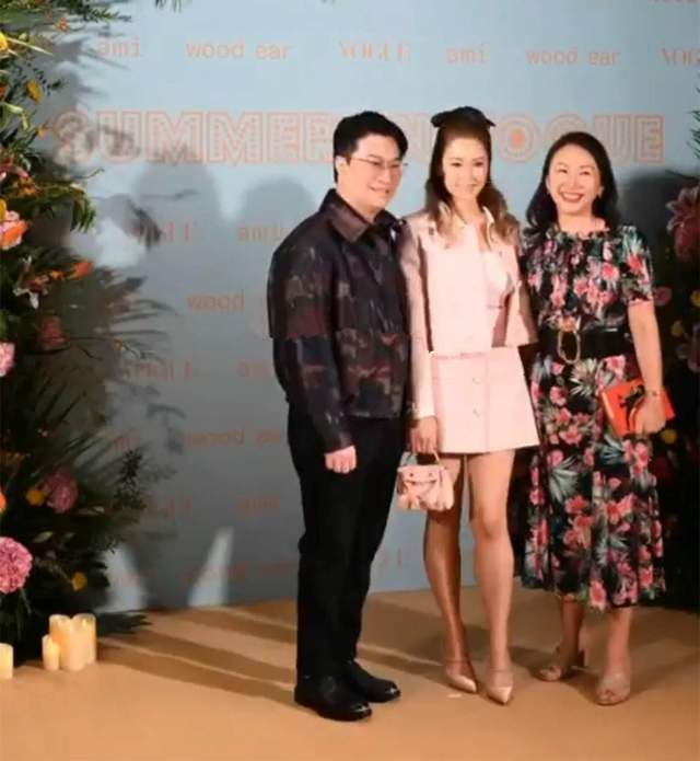 vogue名媛派对现场:徐濠萦夸张,徐子淇扮嫩,林恬儿姊妹俩挽手