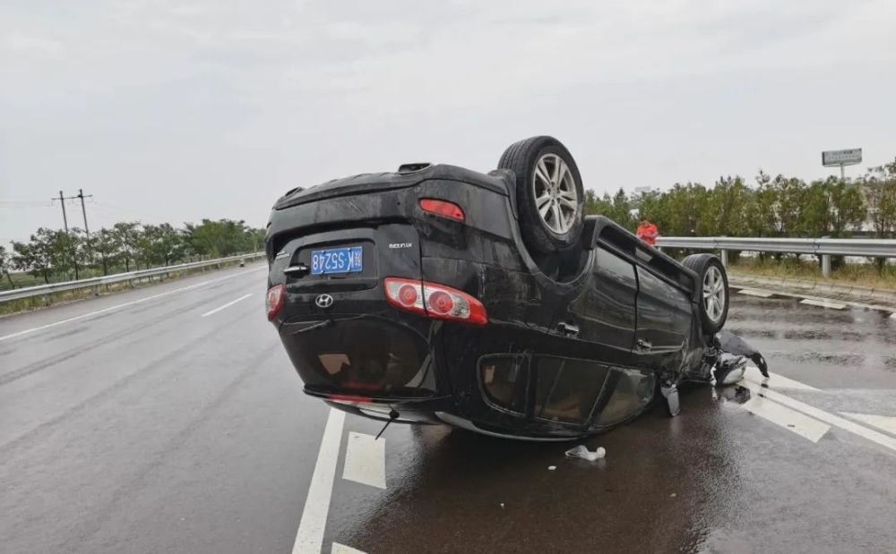 失控仰翻,打滑相撞…雨天交通事故频发|覆车之戒