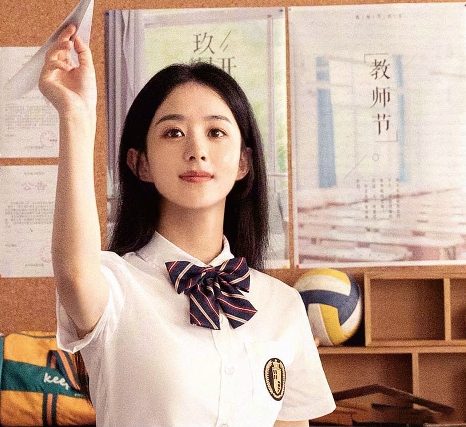 33岁赵丽颖演绎学院风真不违和,还是"小圆脸"耐看又减龄