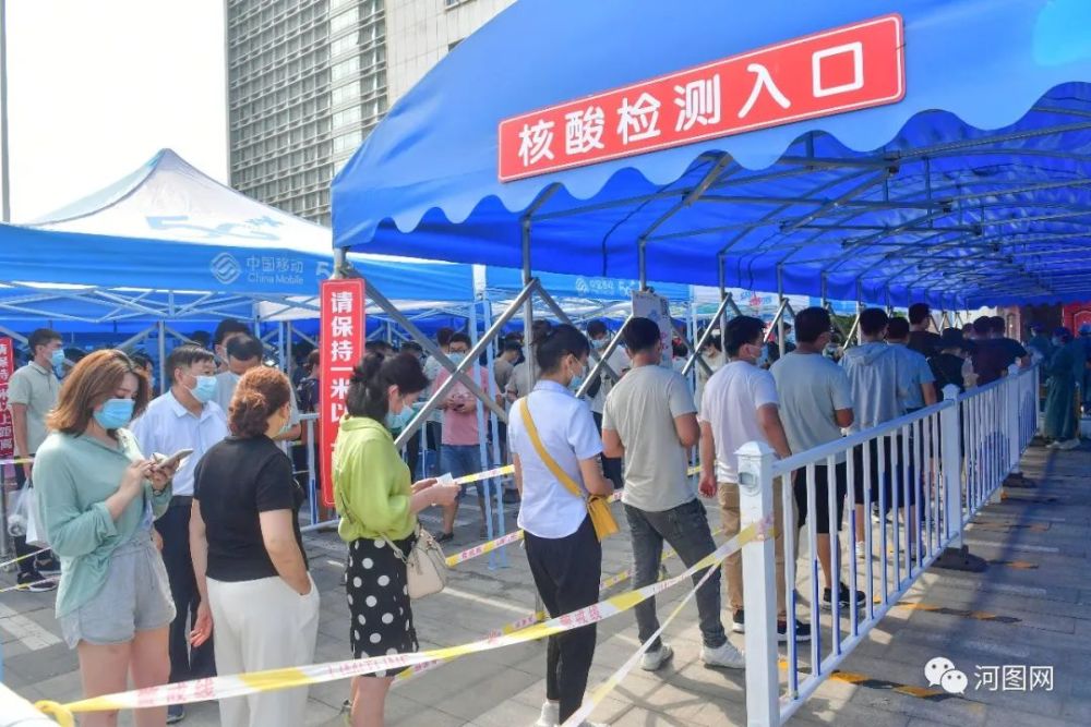河南科技大学第一附属医院,市民排队做核酸检测