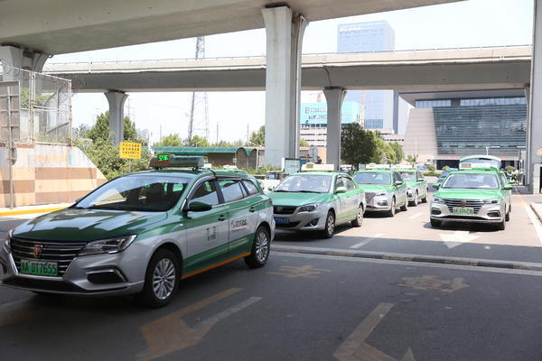 快讯郑州出租车含网约车暂停跨城业务市内乘车一律扫码登记