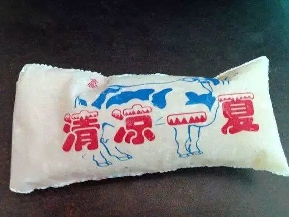 老式冰棍儿 "冰棒哟~买冰棒喽~" 随着一声声吆喝响彻街头巷尾 便看到