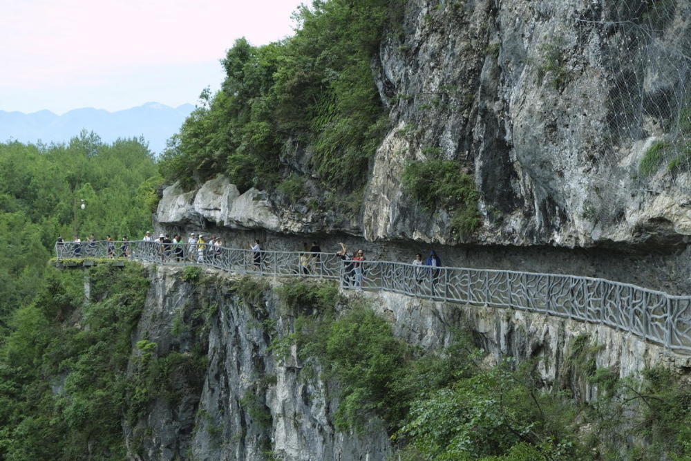 云阳龙缸深坑之旅赋【严建设】