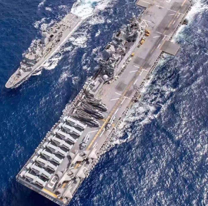 海南舰训练画面被曝光,舰载机寥寥无几,与美国攻击舰存在差距