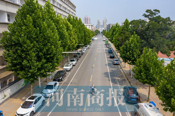 2021年8月4日,河南郑州大学路汉江路,该道路已经封闭,市民在空荡荡的
