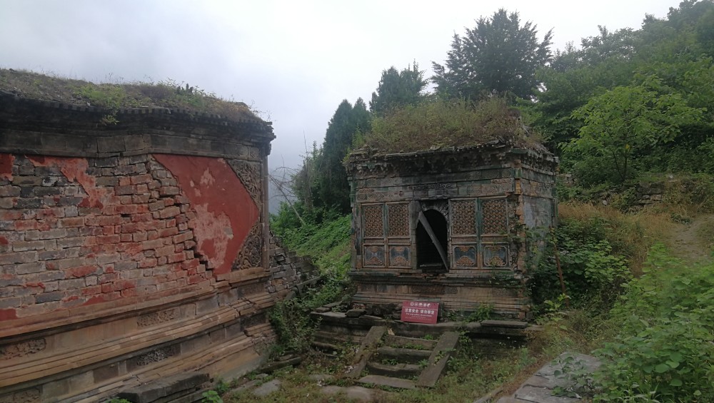 藏在深山未开发的千年道观五龙宫地上随便一块残瓦都是文物