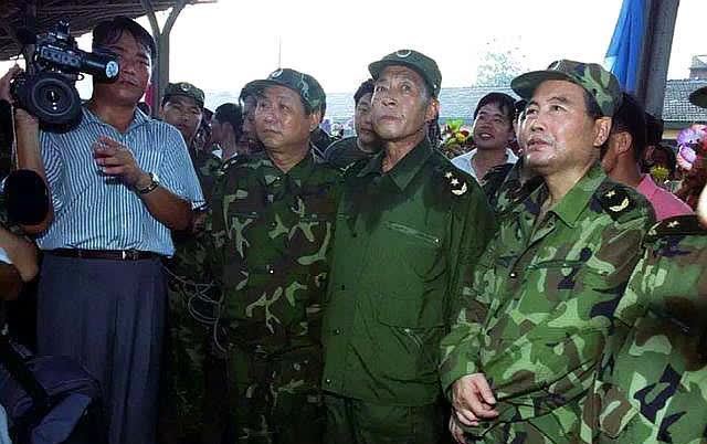 他是1998年抗洪英雄,中将军衔,奋战5昼夜的他结局如何?