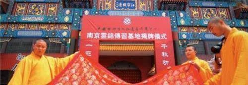 少林寺"最牛"方丈,身穿16万袈裟,被质疑用门票钱购2000万豪宅