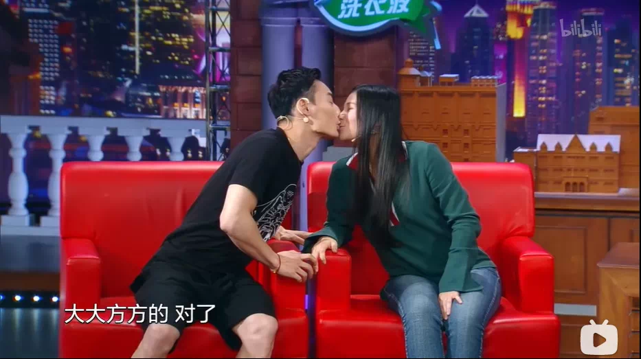 孙佳俊与潘展乐，领奖前的极限拉扯