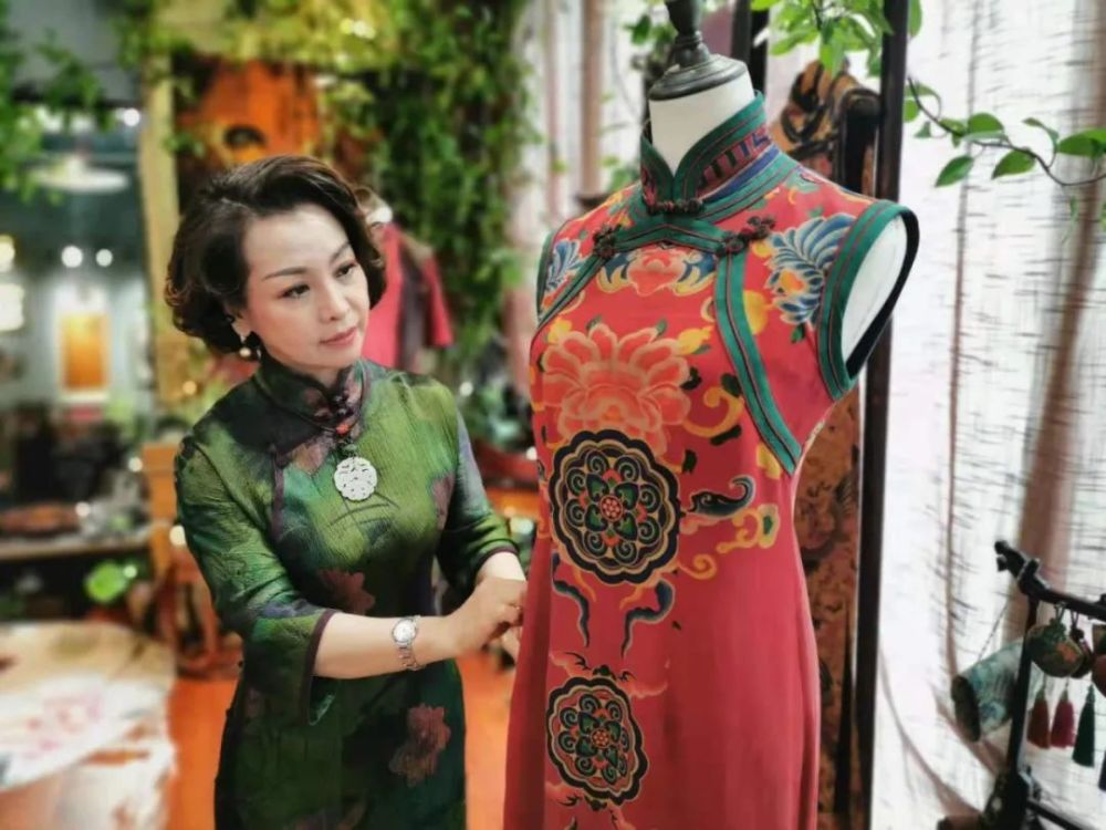 她也有幸成为大连市非遗旗袍手工技艺传承第一人