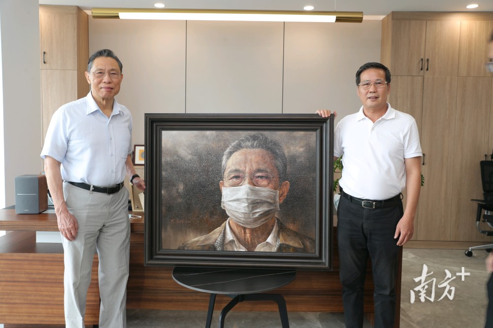 冯少协在广州生物岛实验室访问中国工程院院士钟南山,并现场赠送油画