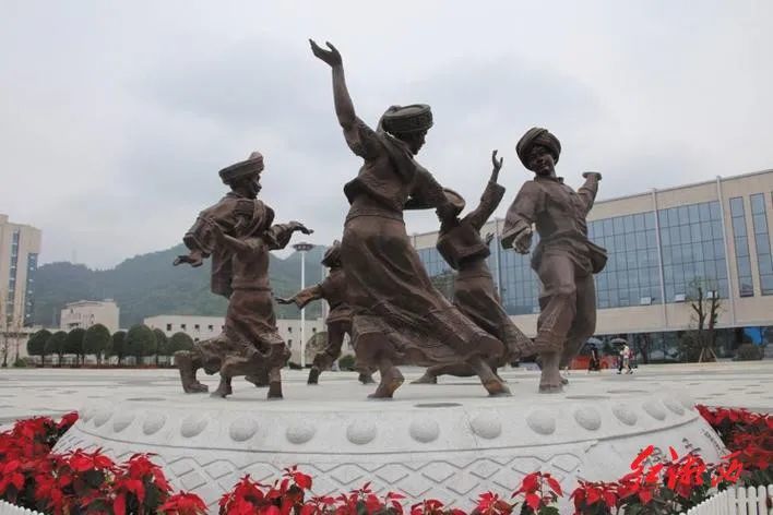 在湘西民族文化园河道边,有三组人物雕塑,这些人物都是我们湘西文人