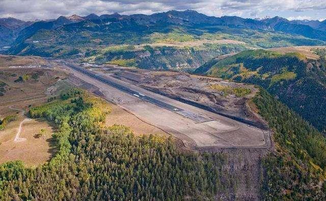 这个机场就建造在广西境内,叫做河池金城江机场.