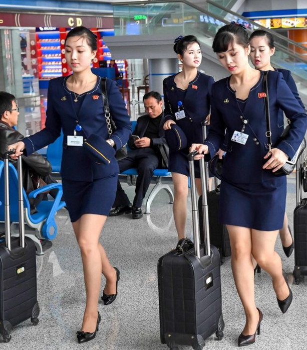 朝鲜空姐着新版制服亮身机场 裙子高度首上膝盖