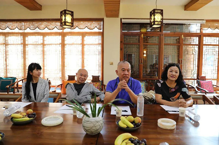 大理客栈协会会长李海忠在交流会上作讲话