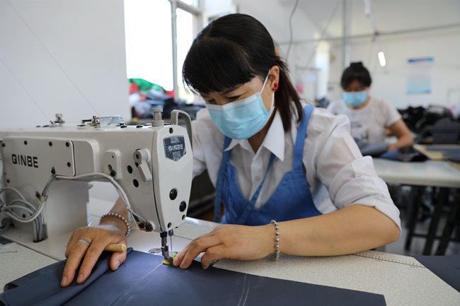 齐齐哈尔拜泉县:村办服装厂巧手"缝"出新生活