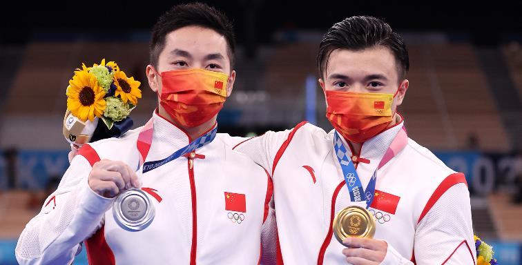 东京奥运会竞技体操男子吊环决赛中,中国选手包揽金牌和银牌,其中刘洋