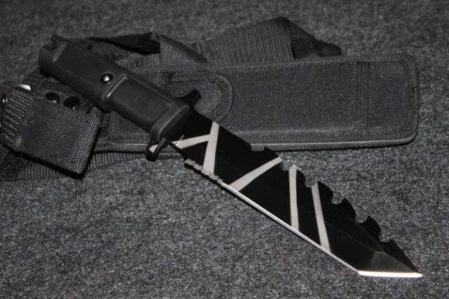 "地狱守卫犬"战术双刃刀地狱守卫犬战术双刃刀也称g1, 是一款新型的