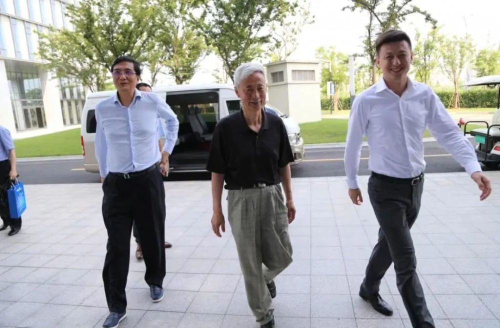 好在像杨雄,罗世谦,谢丽娟这样随意上街的退休高官,在上海还真不少.
