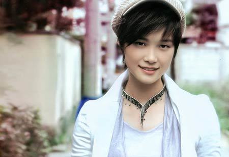 2006年,李宇春为了出自己的第一张唱片,第一次对经纪公司说了"不.